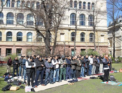 Berlin'de öğrenciler bahçede cuma namazı kıldı