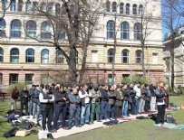 Berlin'de öğrenciler bahçede cuma namazı kıldı