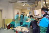 KALP AMELİYATI - Mersin'de İlk Kez Hastanın Kalp Kapakçığı Ameliyatsız Değiştirildi