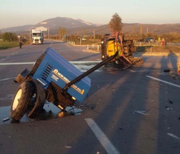 Otomobille Çarpışan Traktör Ortadan İkiye Ayrıldı