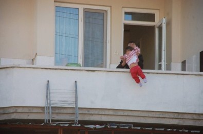 Oyun Oynarken Kardeşini Camdan Sarkıttı