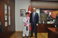ASLI ÇAKIR ALPTEKİN - Vali Yavuz Şampiyon Karateciyi Ödüllendirdi