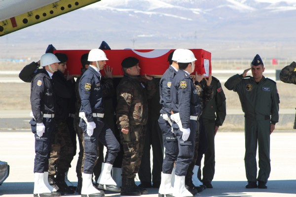 Şehit eşinin feryadı yürek dağladı