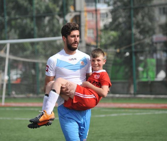 Futbolculara kızdı sahaya çocukları çıkardı