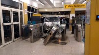 METRO İSTASYONU - Bursa'da Hızını Alamayan Kamyonet Metro Durağına Daldı