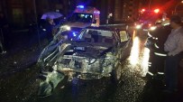 İSTANBUL YOLU - Islak Yolda Virajı Alamayan Otomobil Halk Otobüsüyle Çarpıştı Açıklaması 5 Yaralı