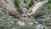 ÇARıKLAR - Otomobil Uçuruma Yuvarlandı Açıklaması 2 Ölü, 2 Ağır Yaralı
