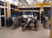 METRO İSTASYONU - Bursa'da Minibüs Metro Durağına Daldı