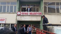 BALKON KONUŞMASI - Gevaş Belediye Binası Yıkıldı
