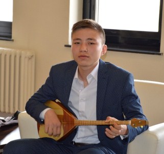 Kazak Öğrencilerden Rektör Güven'e Mini Konser