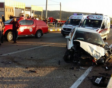 Otomobiller Kafa Kafaya Çarpıştı Açıklaması 2 Ölü