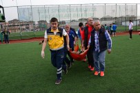 BEYİN SARSINTISI - Sahaya Atlayan Doktor, Futbolcunun Hayatını Kurtardı
