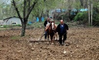 FUTBOL MAÇI - Sınırın Sıfır Noktasında İlkel Yöntemlerle Tarım