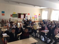 MEKAN ÇEVİREN - Sosyal Medya Kampanyasıyla Okula Kütüphane Kurdu