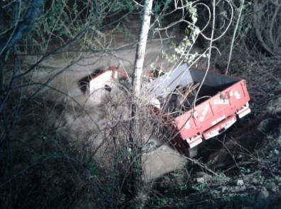 Traktör Dereye Uçtu Açıklaması 1 Kişi Öldü 1 Kişi Suya Kapılıp Kayboldu