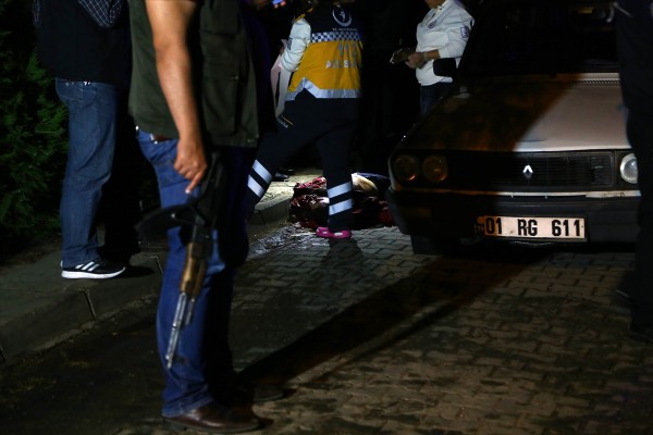 Sokak ortasında Kalaşnikoflu infaz