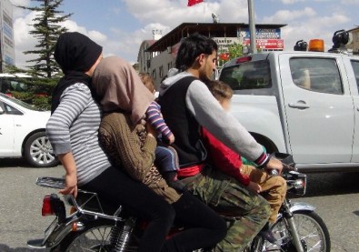5 Kişilik Suriyeli Ailenin Motosiklet Üzerindeki Tehlikeli Yolculuğu