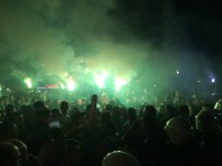 TAKIM OTOBÜSÜ - Beşiktaş'a Yenilen Bursaspor'a Coşkulu Karşılama