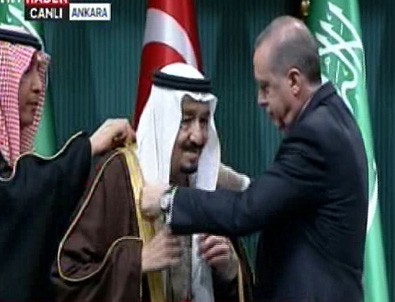Erdoğan Kral Selman'a devlet nişanı taktı