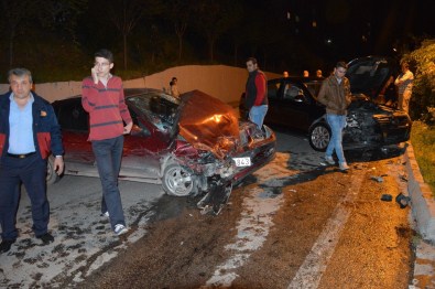 İki Otomobil Kafa Kafaya Çarpıştı Açıklaması 2 Yaralı