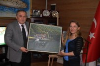 YAĞLıBOYA - Kadın Ressam Başkan Yılmaz'a Gölcük Tablosu Hediye Etti