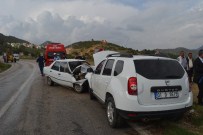 DINLER - Kayganlaşan Yolda Kaza Açıklaması 2 Yaralı