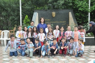 Okuma Yazma Öğrenen Miniklere Madalya