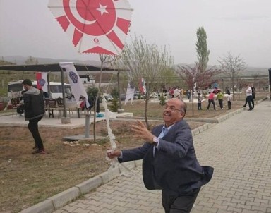 Vali Kolat Uçurtma Uçurdu