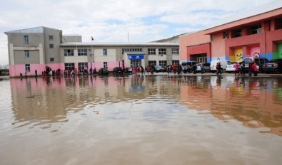 Yağmur Okulun Bahçesini Gölete Çevirdi