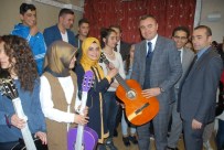 DURAN ERYıLMAZ - Öğrencilere Bağlama Ve Gitar Hediye Edildi