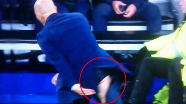 Zinedine Zidane pantolunu yırttı