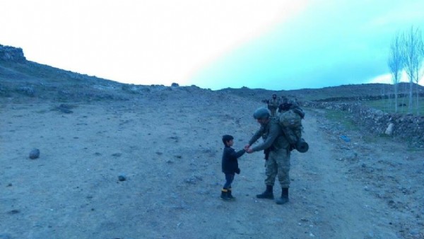 Erzurum'da çocuklar operasyona giden Mehmetçik'i böyle karşıladı