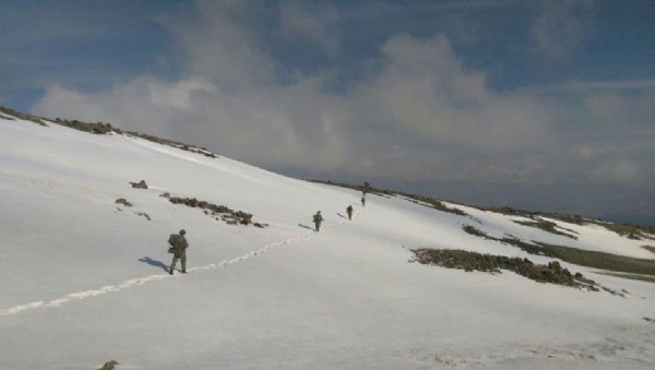 Erzurum'da çocuklar operasyona giden Mehmetçik'i böyle karşıladı
