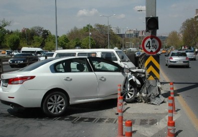 Başkent'te Otomobil Direğe Çarptı Açıklaması 1 Yaralı