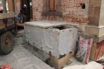 LAHİT - Cami Şadırvanından Lahit Çıktı