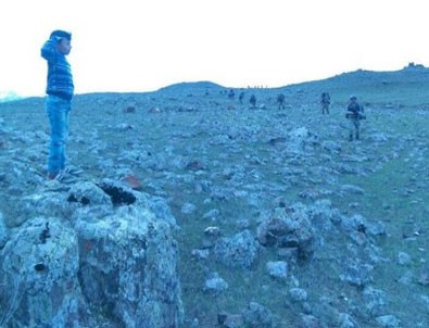 Erzurum'da çocuklar operasyona giden Mehmetçik'i böyle karşıladı