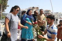 Marmaris'te Peygamber Aşkına 3 Bin Gül Dağıtıldı