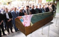 Oğlu Tarafından Başı Kesilerek Öldürülen Kadın Toprağa Verildi