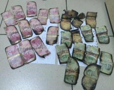 Polisi Gören Uyuşturucu Tacirleri Para Ve Uyuşturucuyu Yakmak İstedi