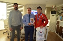 Şampiyon Kick Boksçu Gençoğlu Ödüllendirildi