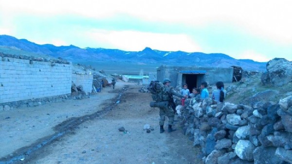 Erzurum'da çocuklar operasyona giden Mehmetçik'i böyle karşıladı