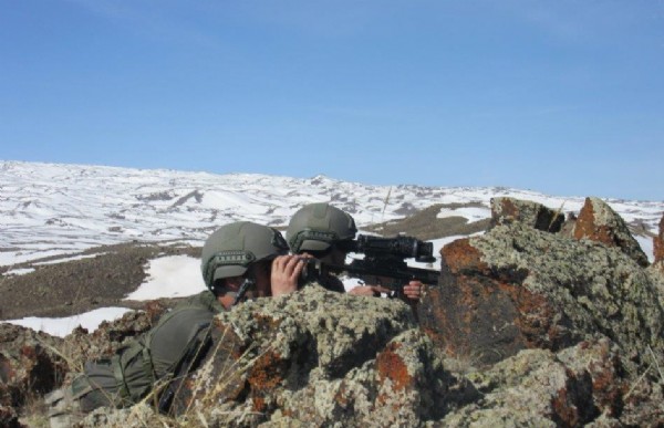 Erzurum'da çocuklar operasyona giden Mehmetçik'i böyle karşıladı