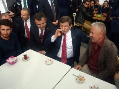 Başbakan Davutoğlu Küçük Çocukla Bilek Güreşi Yaptı