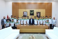 SAKARYASPOR - Başkan Toçoğlu U19'a Katılacak Sakaryaspor Teknik Ekip Ve Sporcularını Ağırladı