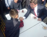 BİLEK GÜREŞİ - Davutoğlu Küçük Çocukla Bilek Güreşi Yaptı