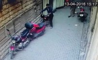 OTO HIRSIZLIK - Motosiklet Çalan Hırsızın Rahatlığı Şaşırttı