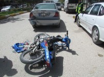 Plakasız Motosiklet Otomobile Çarptı, 1 Yaralı