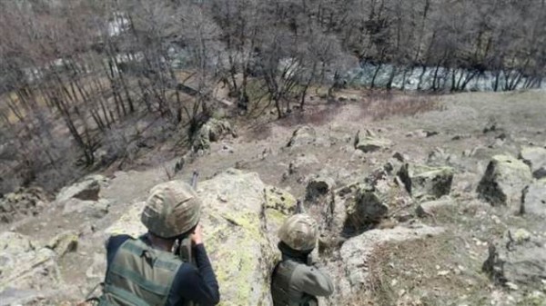 Asker Muş Mengel Deresi'nde silah aradı