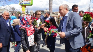 CHP'li Belediye Başkanı 10 Bin Adet Gül Dağıttı