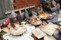 Ellerinin Hamuruyla Cami İnşaatına Destek Oluyorlar